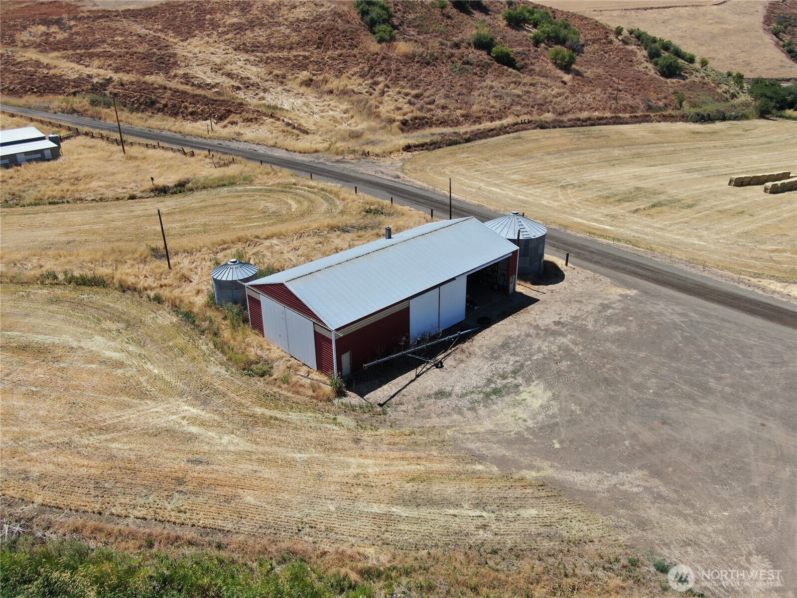 5 Niebel Grade Road Pomeroy, WA 99347 - Photo 3 of 34 a view of a ocean with a mountain