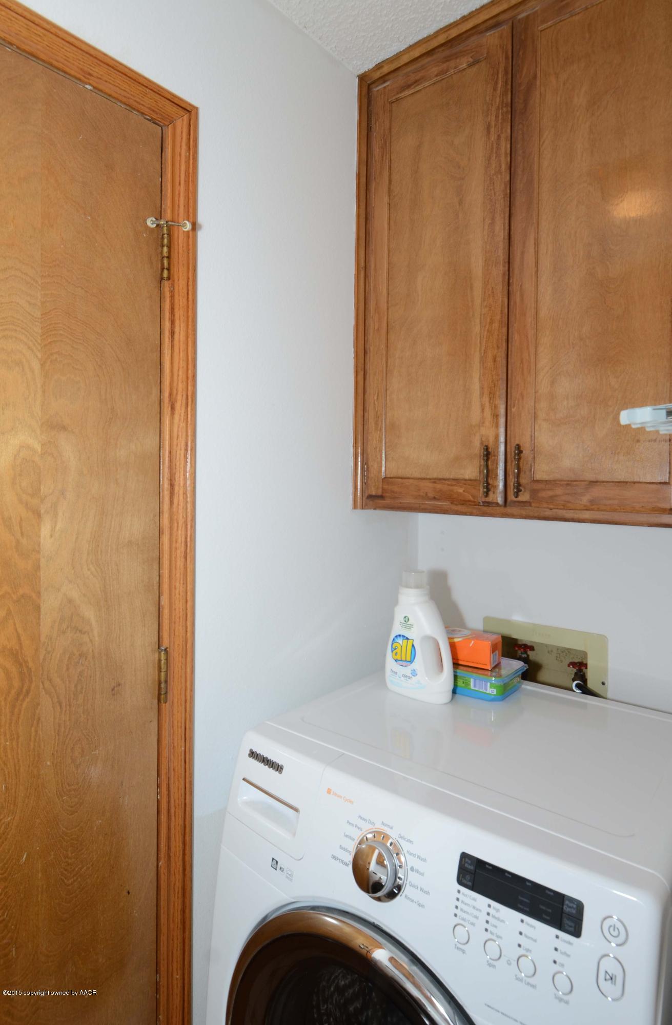8104 Leah Trail Amarillo, TX 79110 - Photo 8 of 22 a utility room with dryer and washer