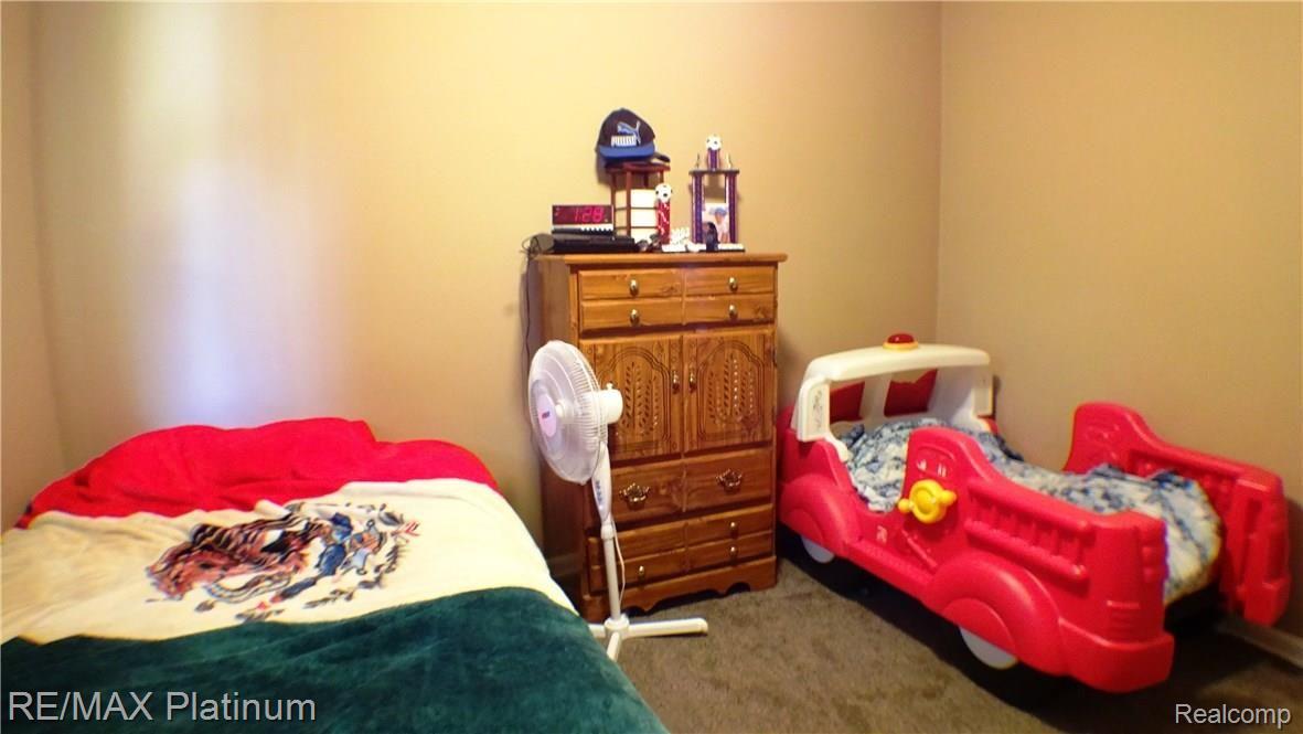 422 Fowler Street Howell, MI 48843 - Photo 16 of 25 424 Bedroom