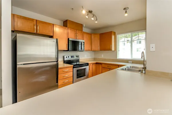 $370,000 | 21230 40th Way South, Unit E, SeaTac, WA 98198