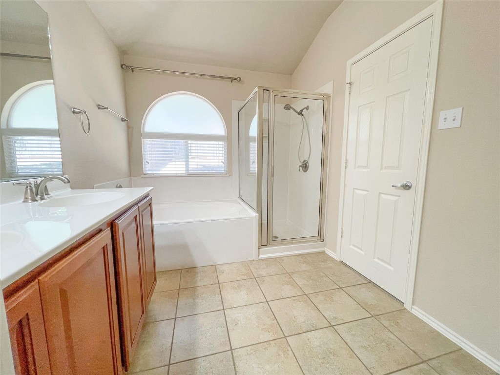 2401 Christoff Loop Austin, TX 78748 - Photo 25 of 36 a bathroom with a sink a mirror and a bathtub