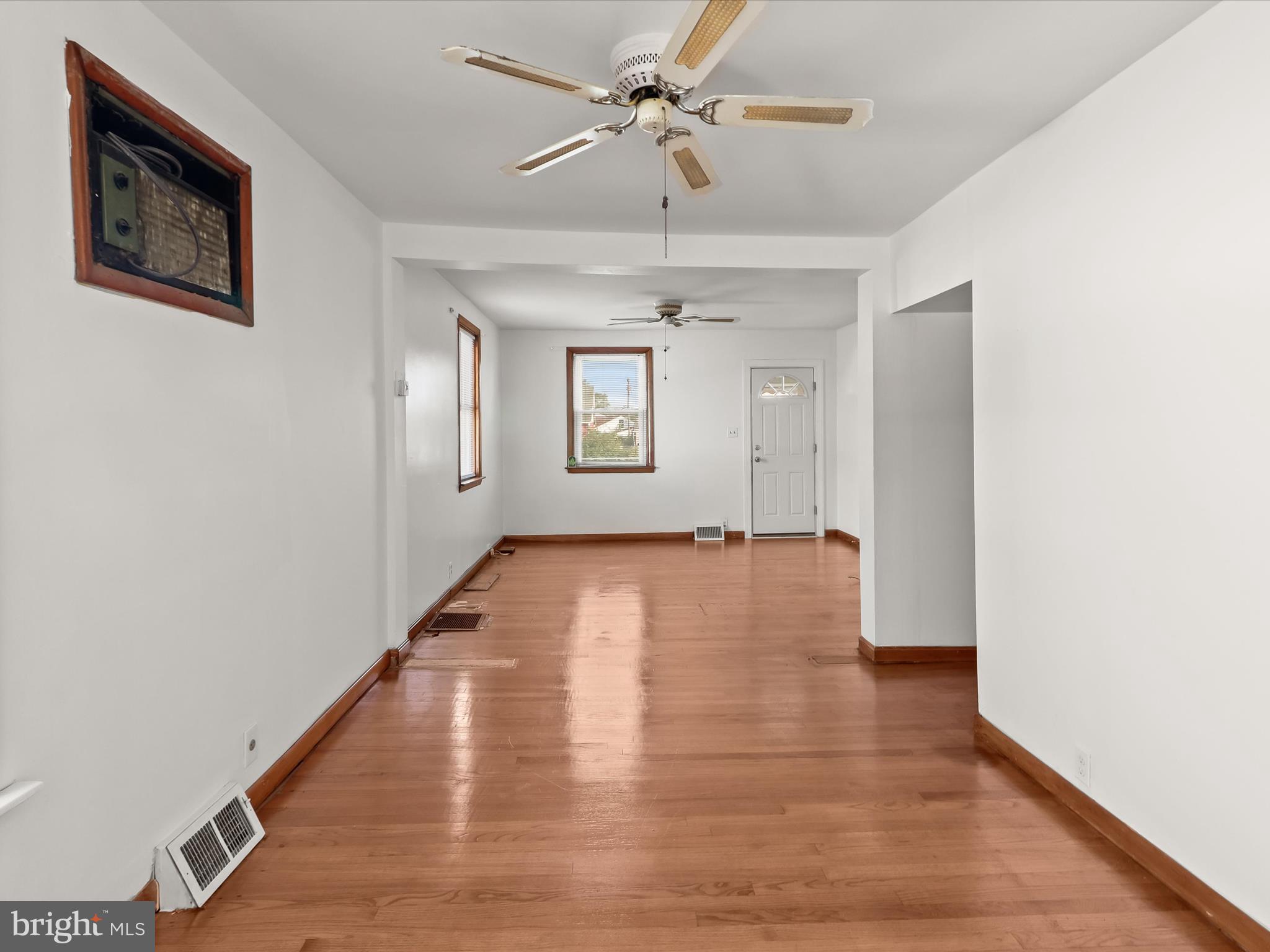 213 Ashwood Road Baltimore, MD 21222 - Photo 6 of 29 Living and Dining