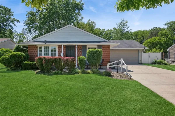 $380,000 | 854 Sunrise Place, Roselle, IL 60172