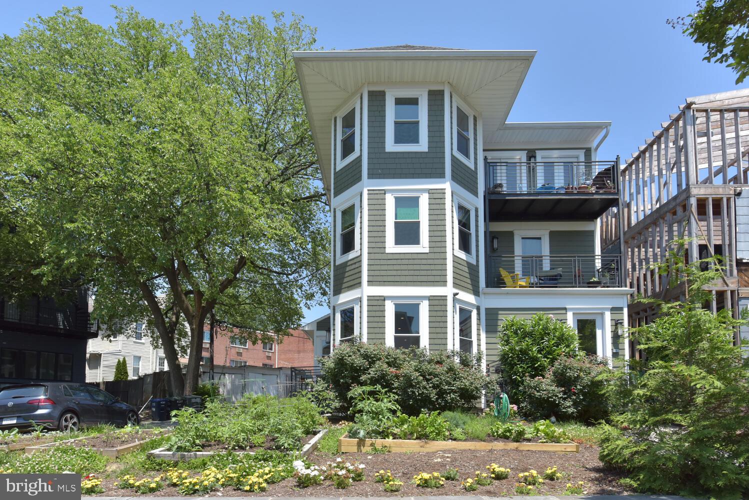 817 Varnum Street Northwest, Unit 1 Washington, DC 20011 - Photo 2 of 27