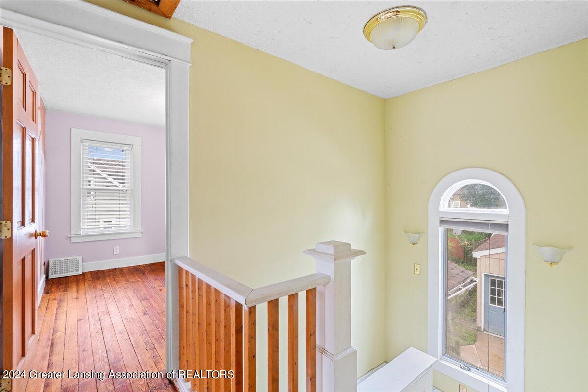 2232 Strathmore Road Lansing, MI 48910 - Photo 12 of 32 22-Media Jett - 22