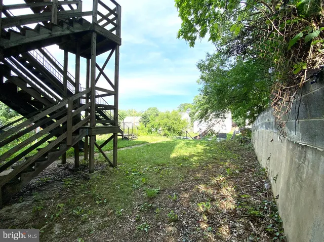 a view of a yard in a backyard