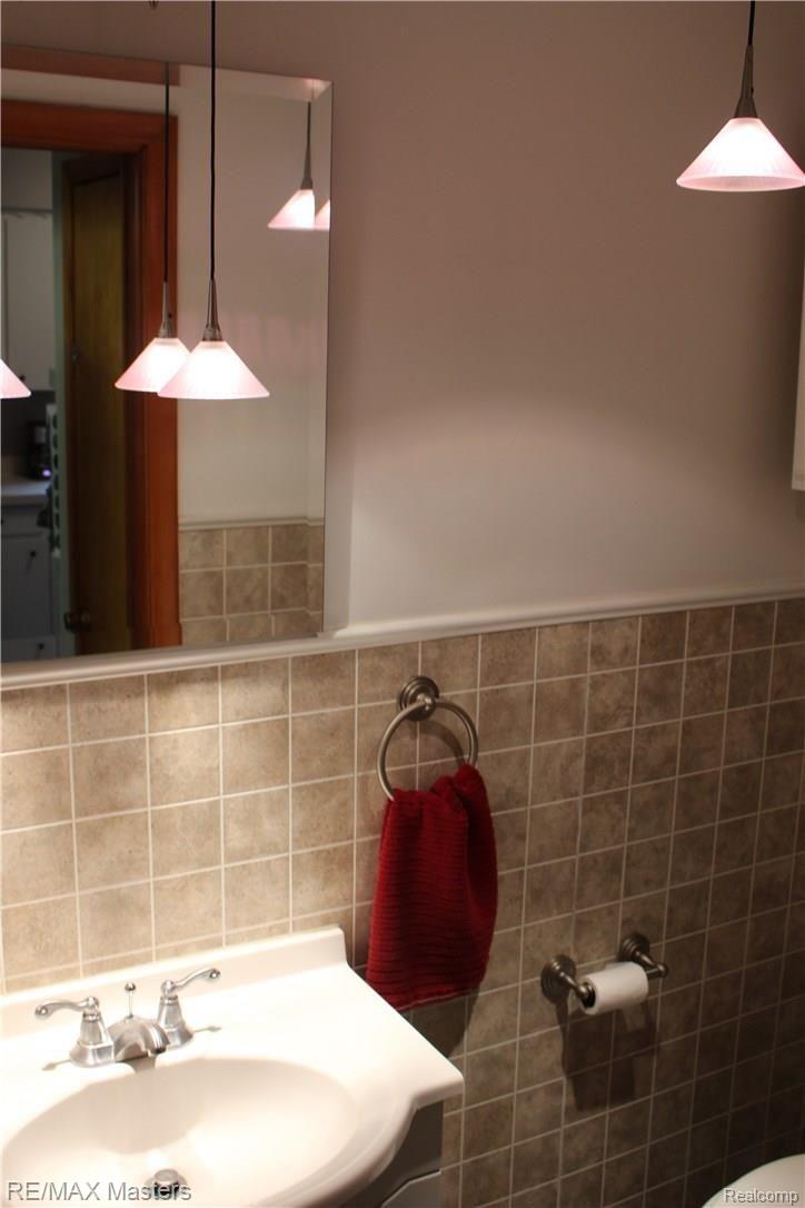 28720 Waltz Road New Boston, MI 48164 - Photo 8 of 18 Half Bath