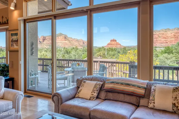 $1,595,000 | 221 Lookout Drive, Sedona, AZ 86351