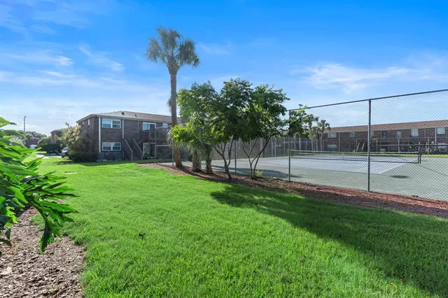 a view of a back yard