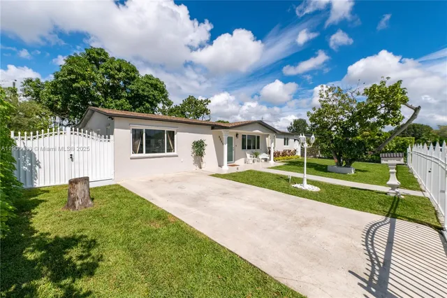 a view of a house with a backyard