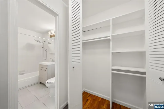 $329,000 | 21 D Lakeview Avenue, Leonia, NJ 07605