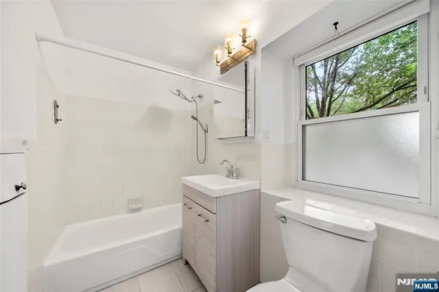 $329,000 | 21 D Lakeview Avenue, Leonia, NJ 07605