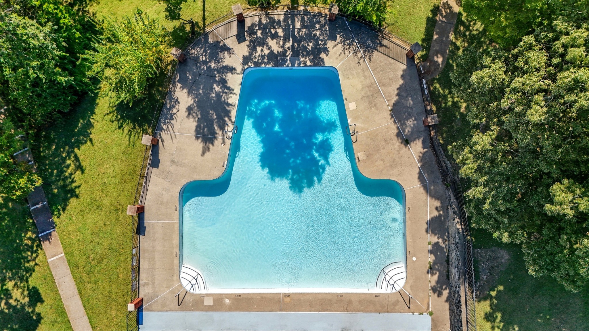401 Huntington Ridge Drive Nashville, TN 37211 - Photo 36 of 38 a view of a tree in a yard