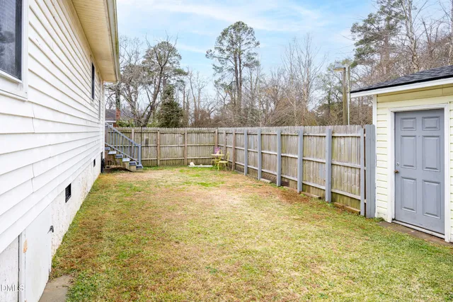 a view of a backyard