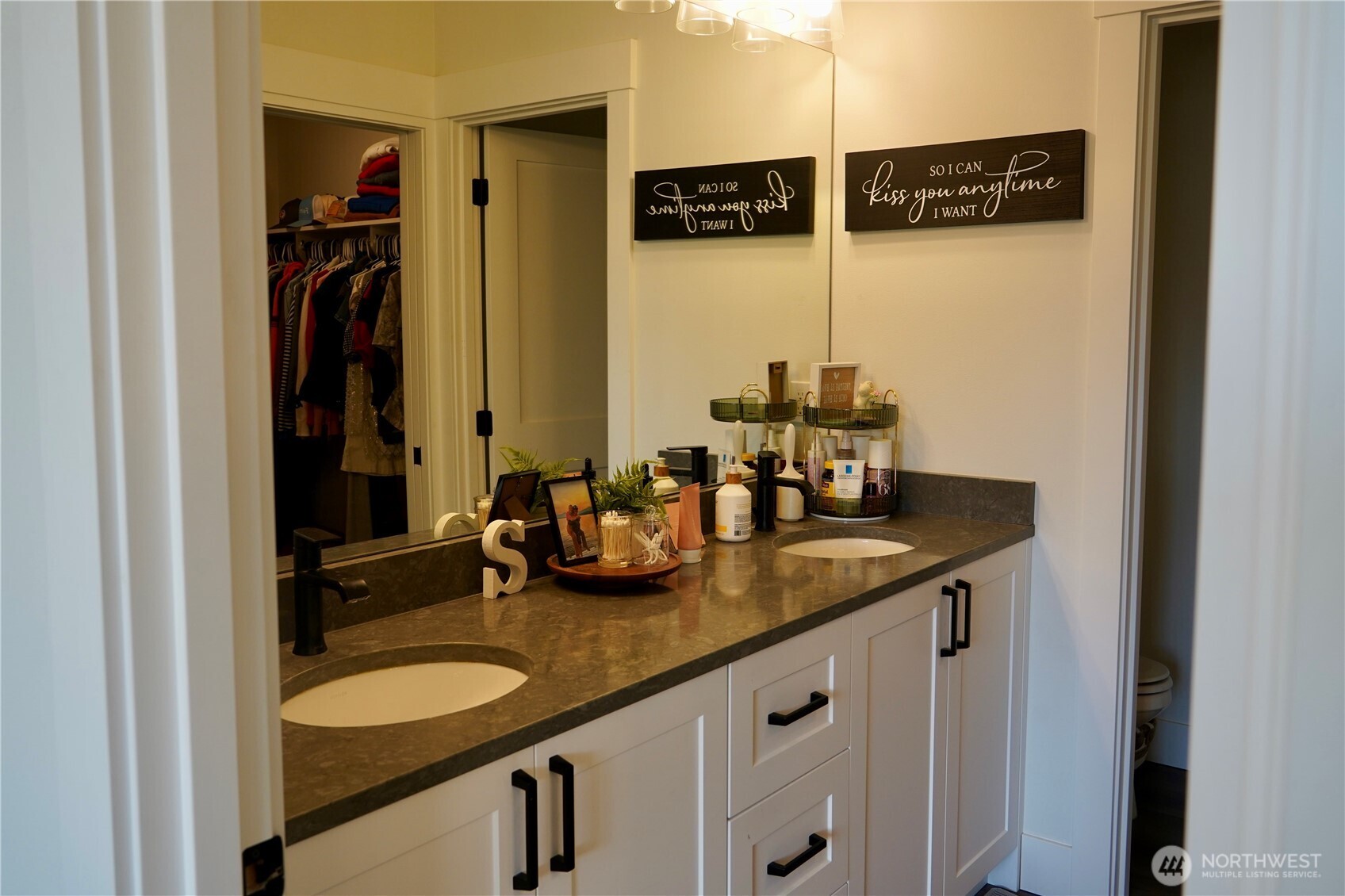 104 Freedom Hills Cashmere, WA 98815 - Photo 24 of 40 a bathroom with a sink and a mirror
