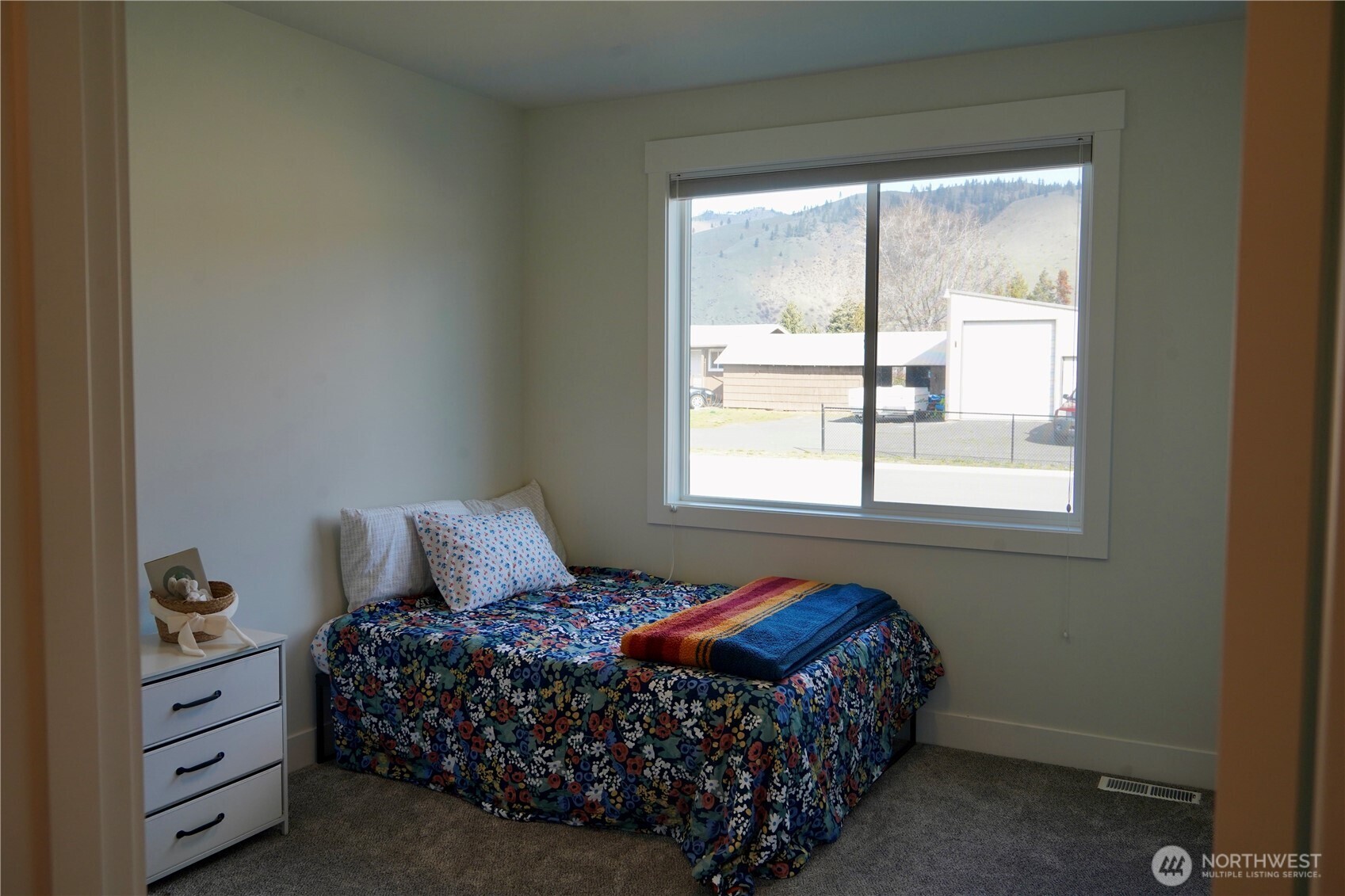 104 Freedom Hills Cashmere, WA 98815 - Photo 27 of 40 a bedroom with a bed and a window