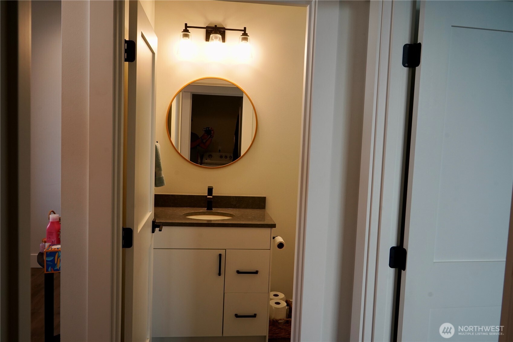 104 Freedom Hills Cashmere, WA 98815 - Photo 29 of 40 a bathroom with a sink and a mirror