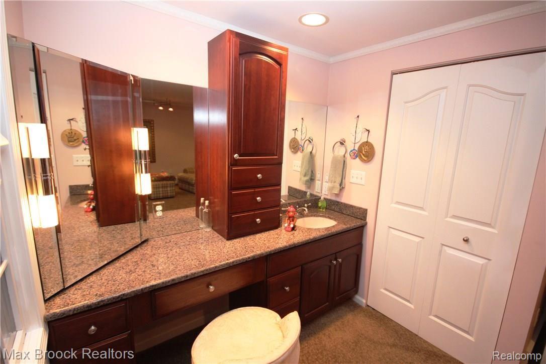 32630 Old Post Road Franklin, MI 48025 - Photo 20 of 33 Seperate vanity area in master suite