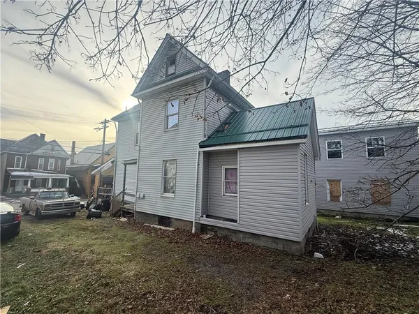 a view of a house with a yard