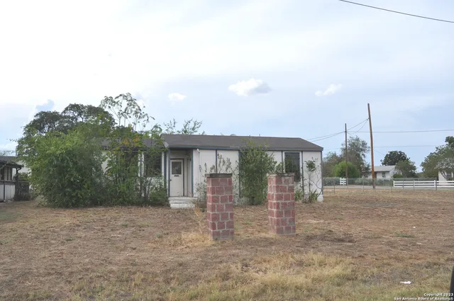 a view of a house with backyard and porch