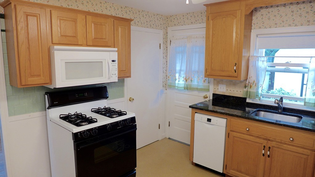19 Beverly Road Grafton, MA 01536 - Photo 8 of 29 Gallery Image 8