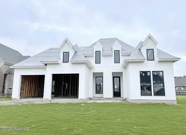 $692,500 | 104 Sabal Grv Lane, Youngsville, LA 70592