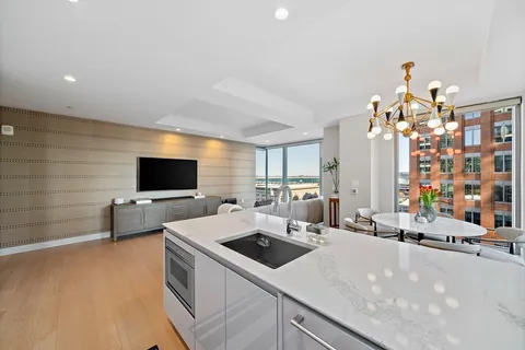 $2,210,000 | 133 Seaport Boulevard, Unit 1023, Boston, MA 02210