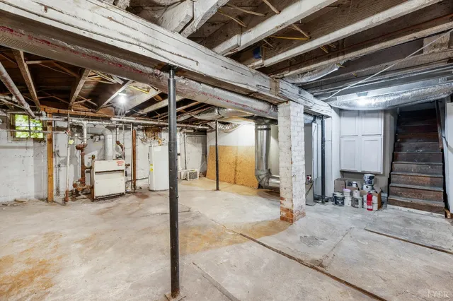 a picture of a white and white wall