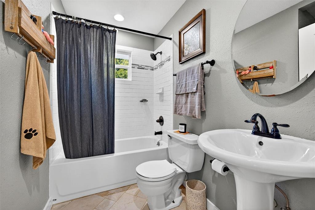 5816 Luella Road Sherman, TX 75090 - Photo 20 of 36 a bathroom with a sink toilet and shower