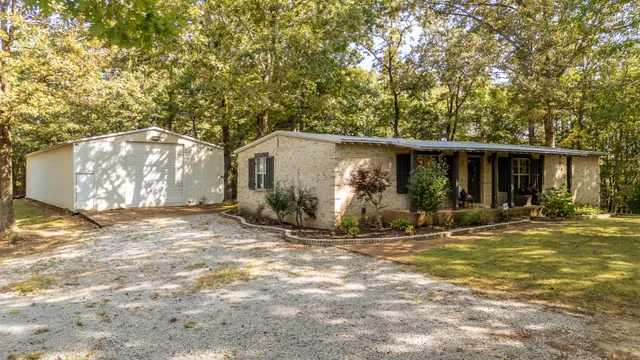 a view of a house with backyard