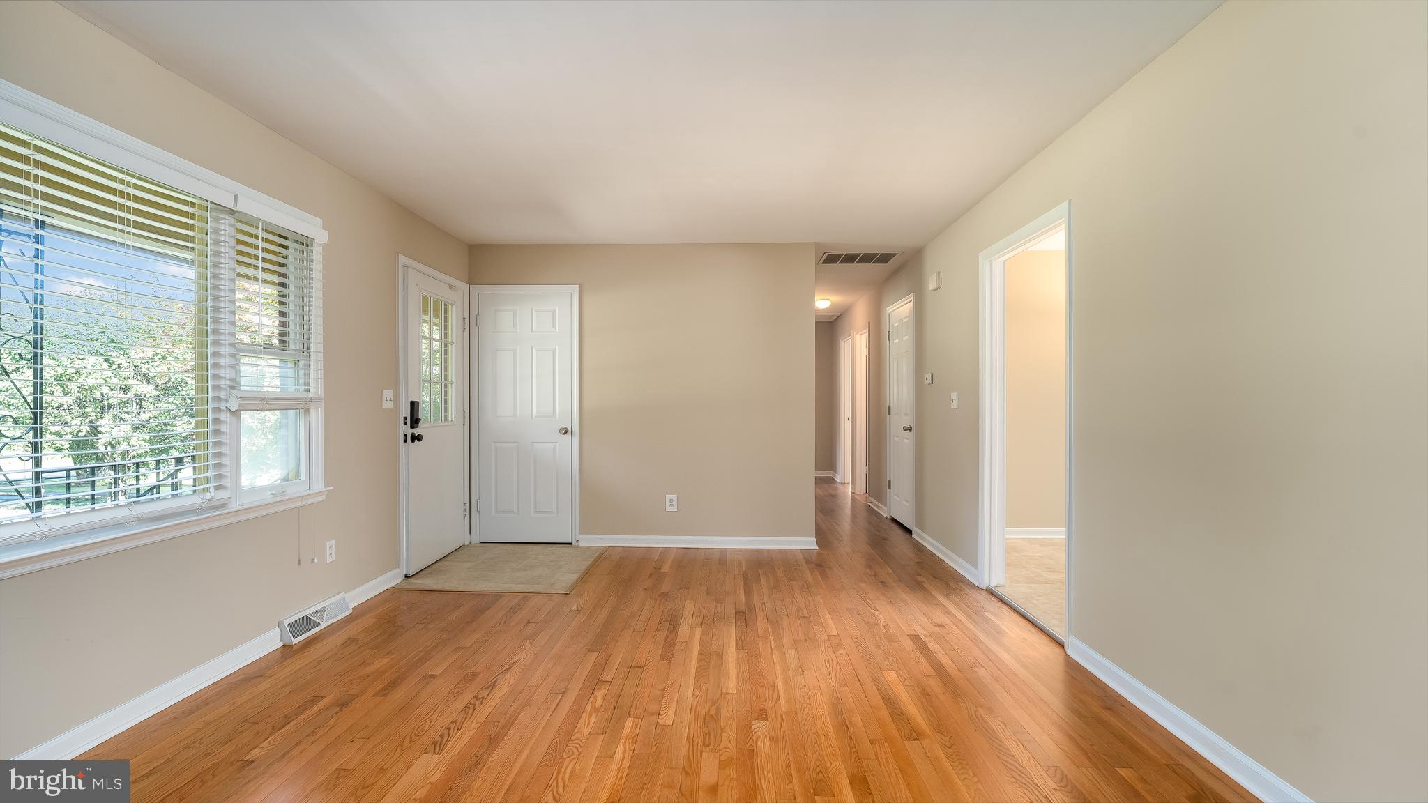 348 Chapel Green Road Fredericksburg, VA 22405 - Photo 5 of 27 LIVING ROOM