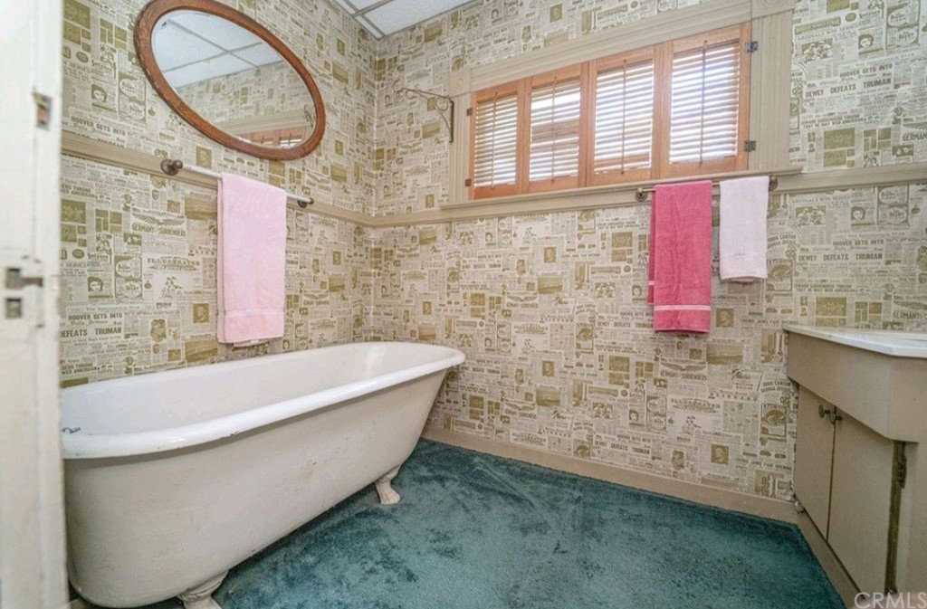3121 Mulberry Street Riverside, CA 92501 - Photo 65 of 67 a bathroom with a bathtub and a shower