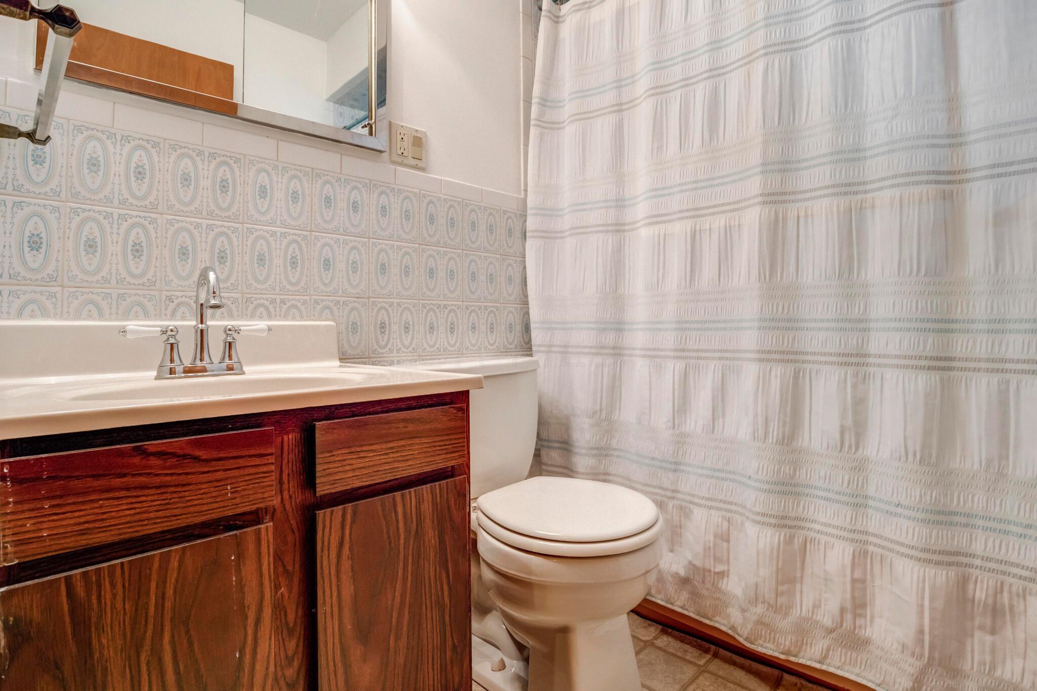 1502 Norma Road Columbus, OH 43229 - Photo 12 of 14 Bathroom