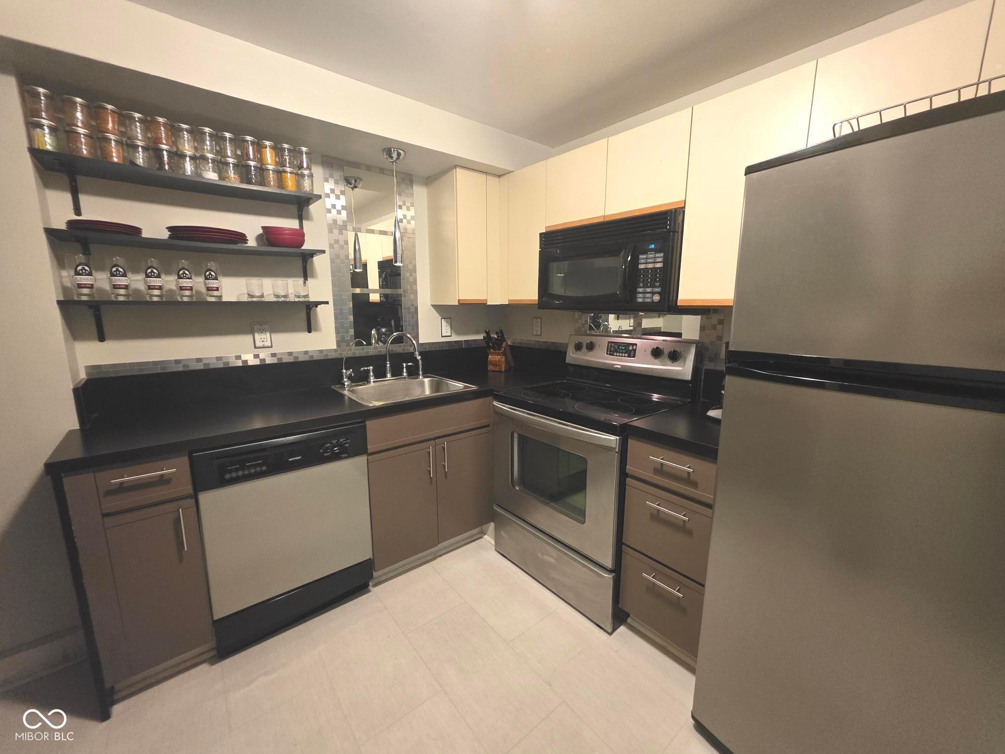 230 9th Street, Unit 111 Indianapolis, IN 46204 - Photo 4 of 17