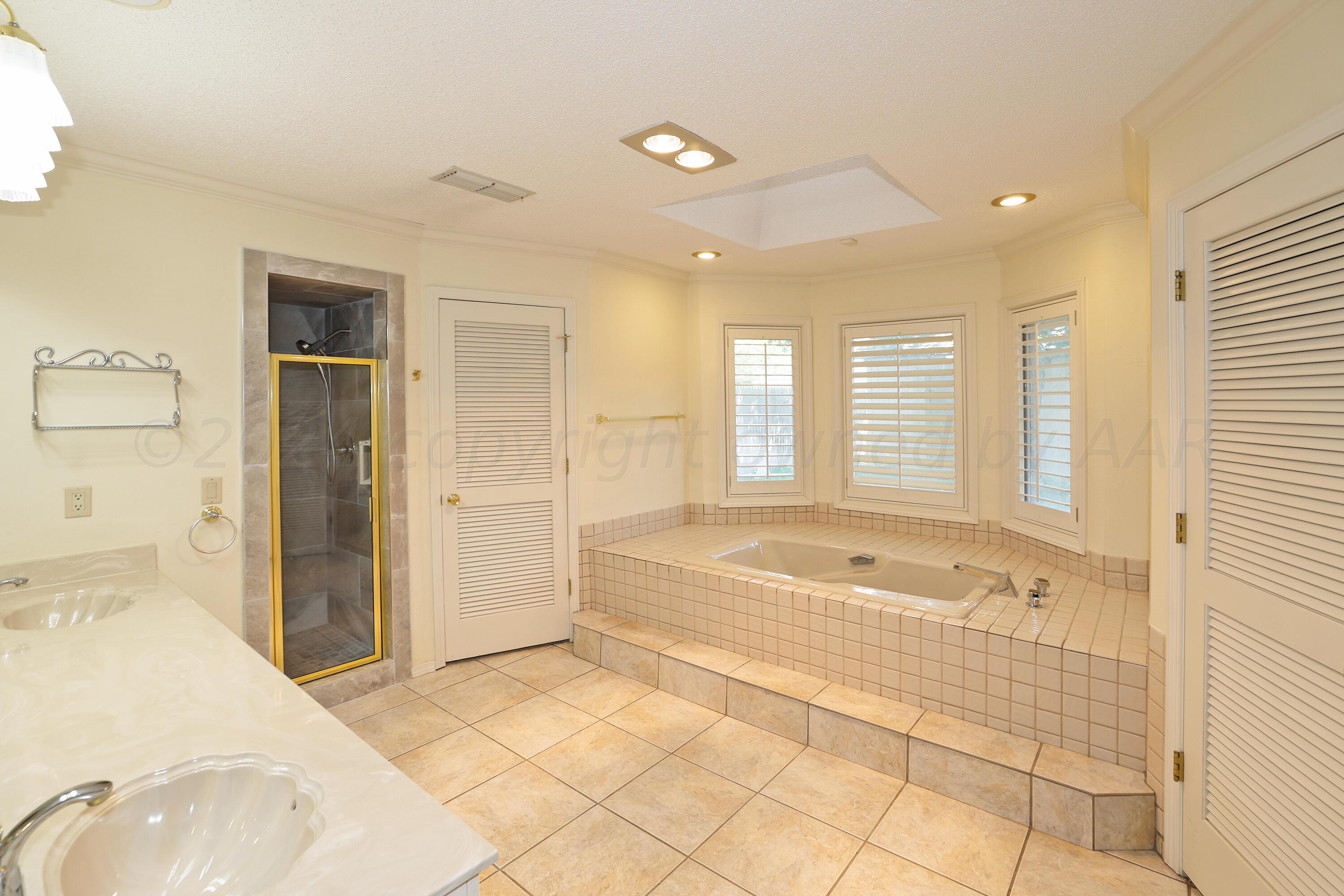 6819 Cloud Crest Drive Amarillo, TX 79124 - Photo 21 of 37 a spacious bathroom with a tub shower and a sink