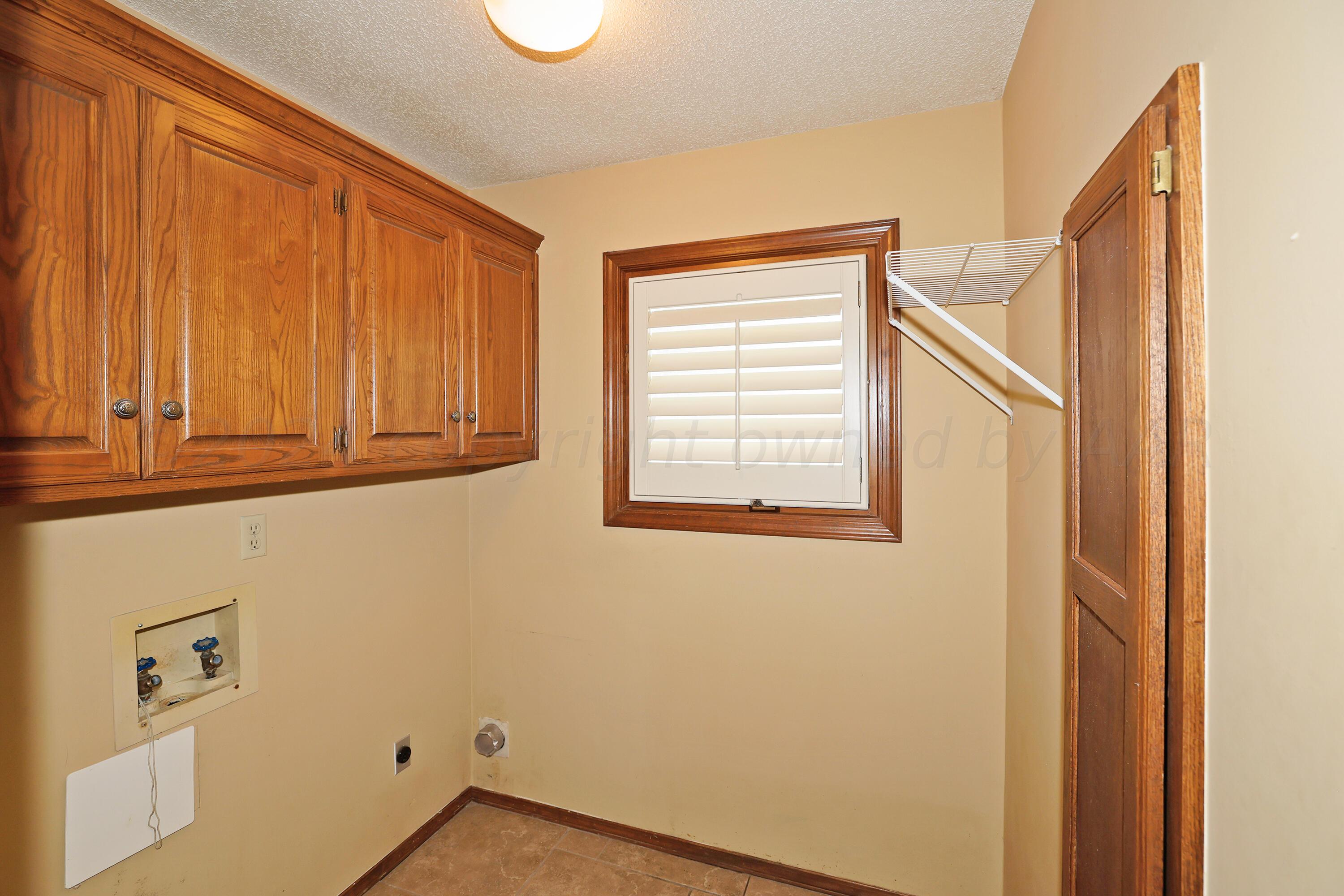 6819 Cloud Crest Drive Amarillo, TX 79124 - Photo 32 of 37 a view of a small space with wooden floor and a window