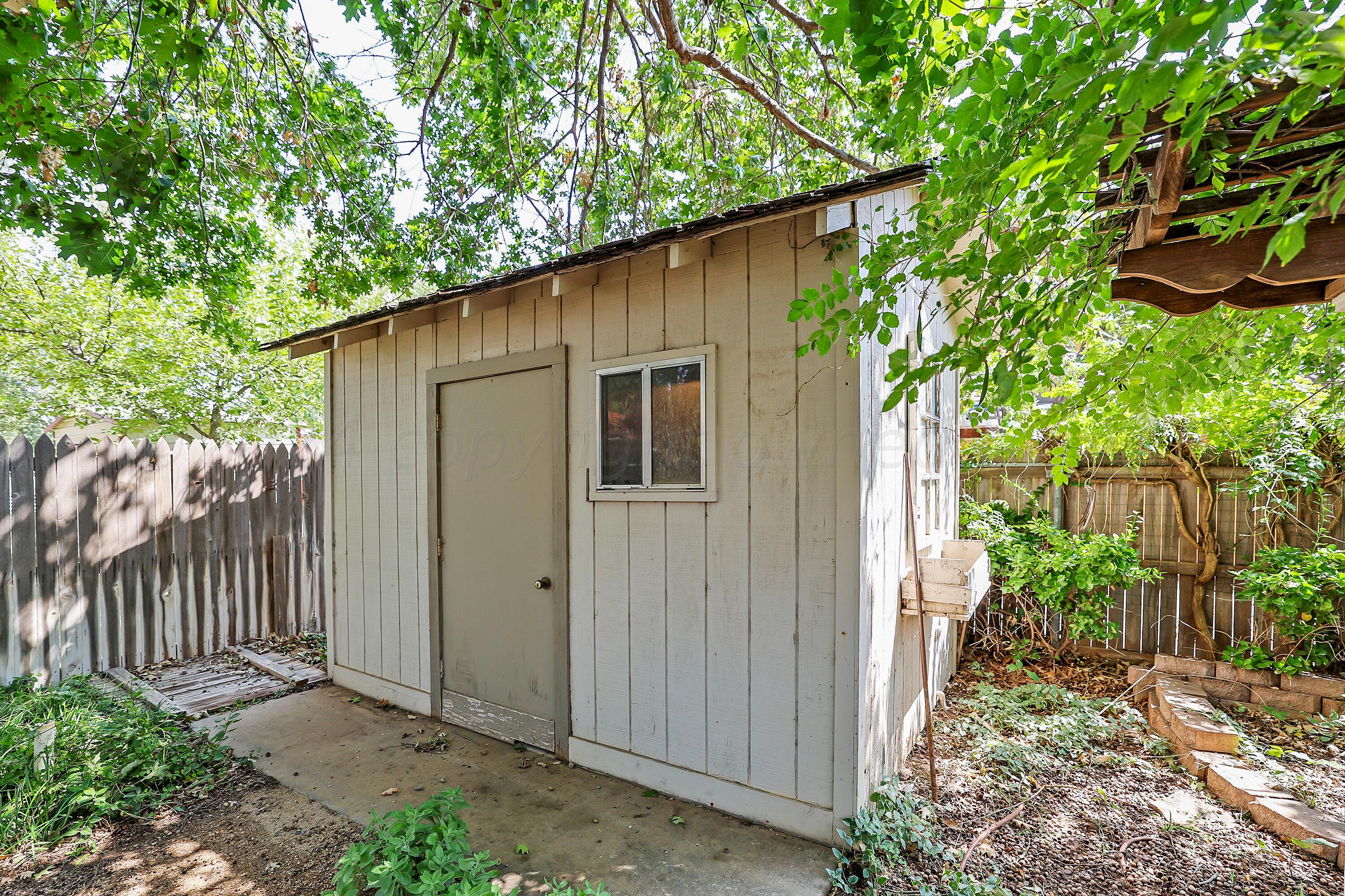 6819 Cloud Crest Drive Amarillo, TX 79124 - Photo 35 of 37 a backyard of a house with plants and tree