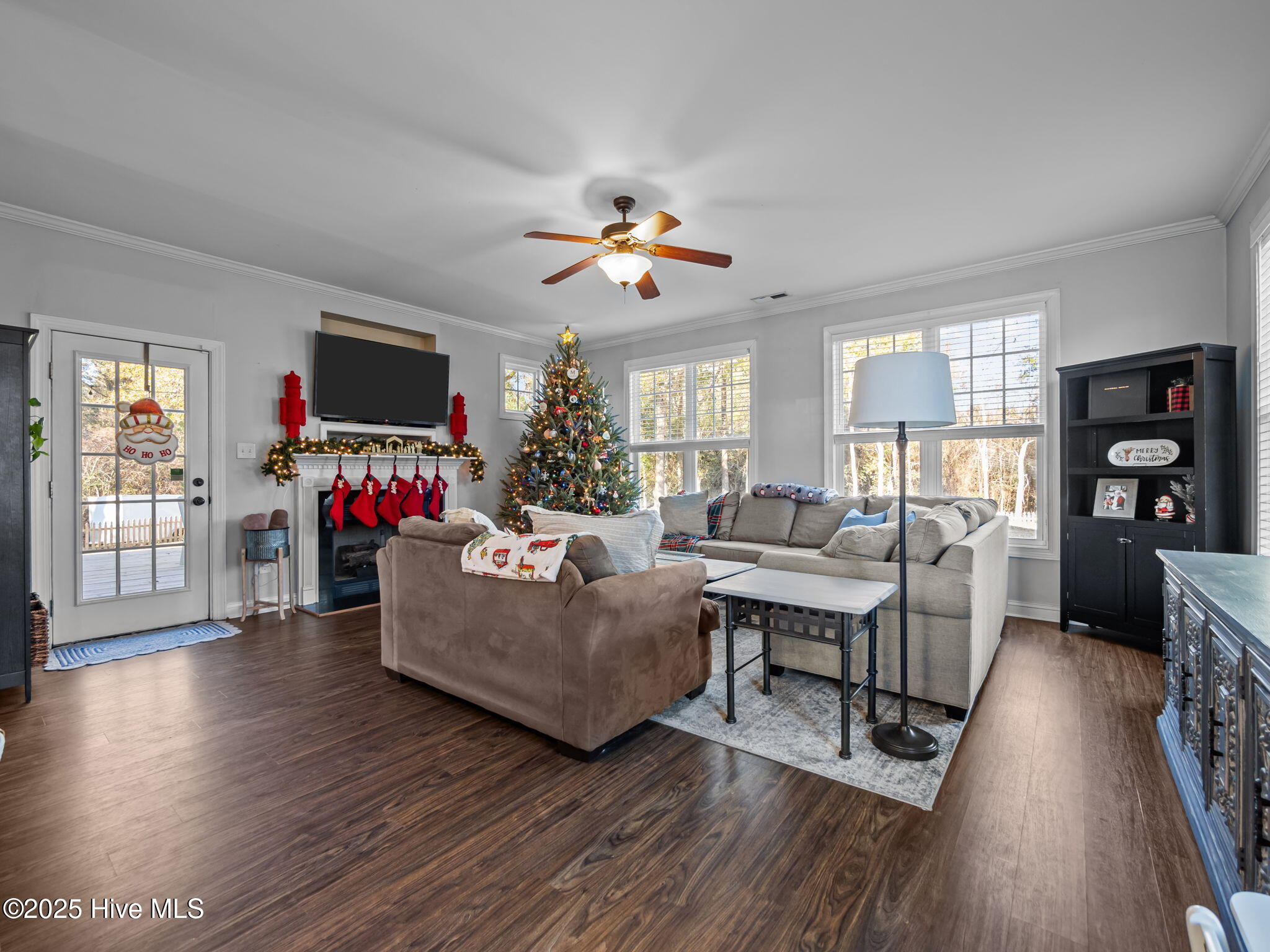 123 Beagle Drive Hubert, NC 28539 - Photo 13 of 53 Light filled living room with gas fireplace-gas not connected