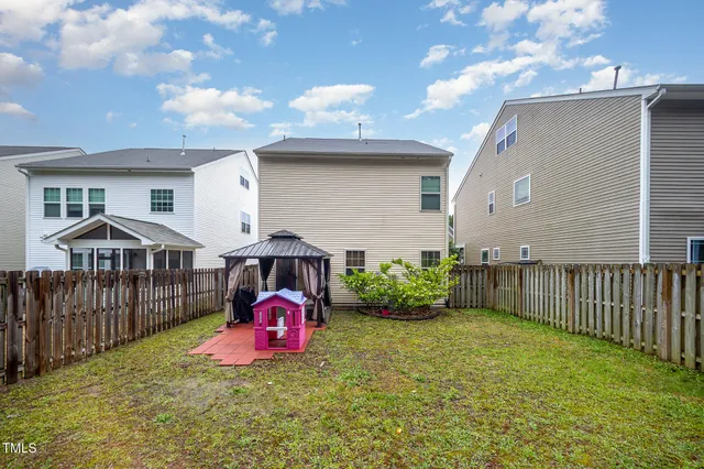 a view of a house with backyard and garden