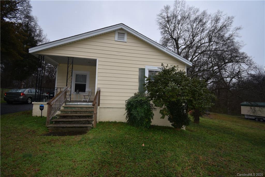 a view of a house with backyard