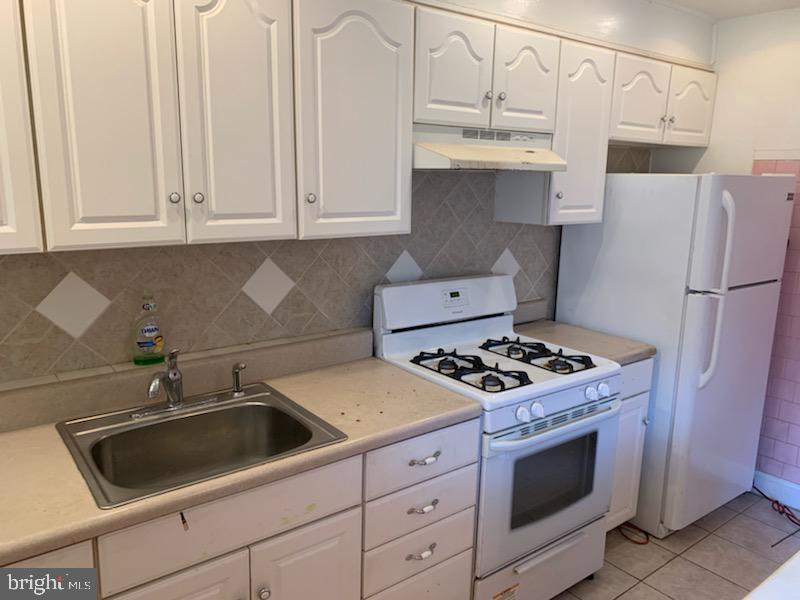 1912 D Street Northeast Washington, DC 20002 - Photo 6 of 39 Gas Stove in the kitchen