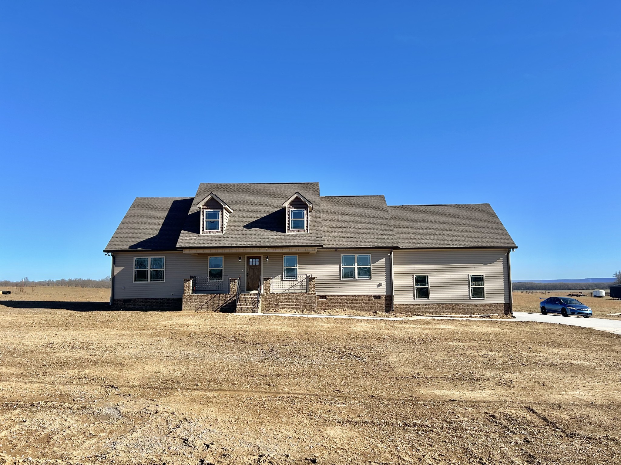 8472 Fredonia Road Manchester, TN 37355 - Photo 3 of 35 a front view of a house with a ocean view