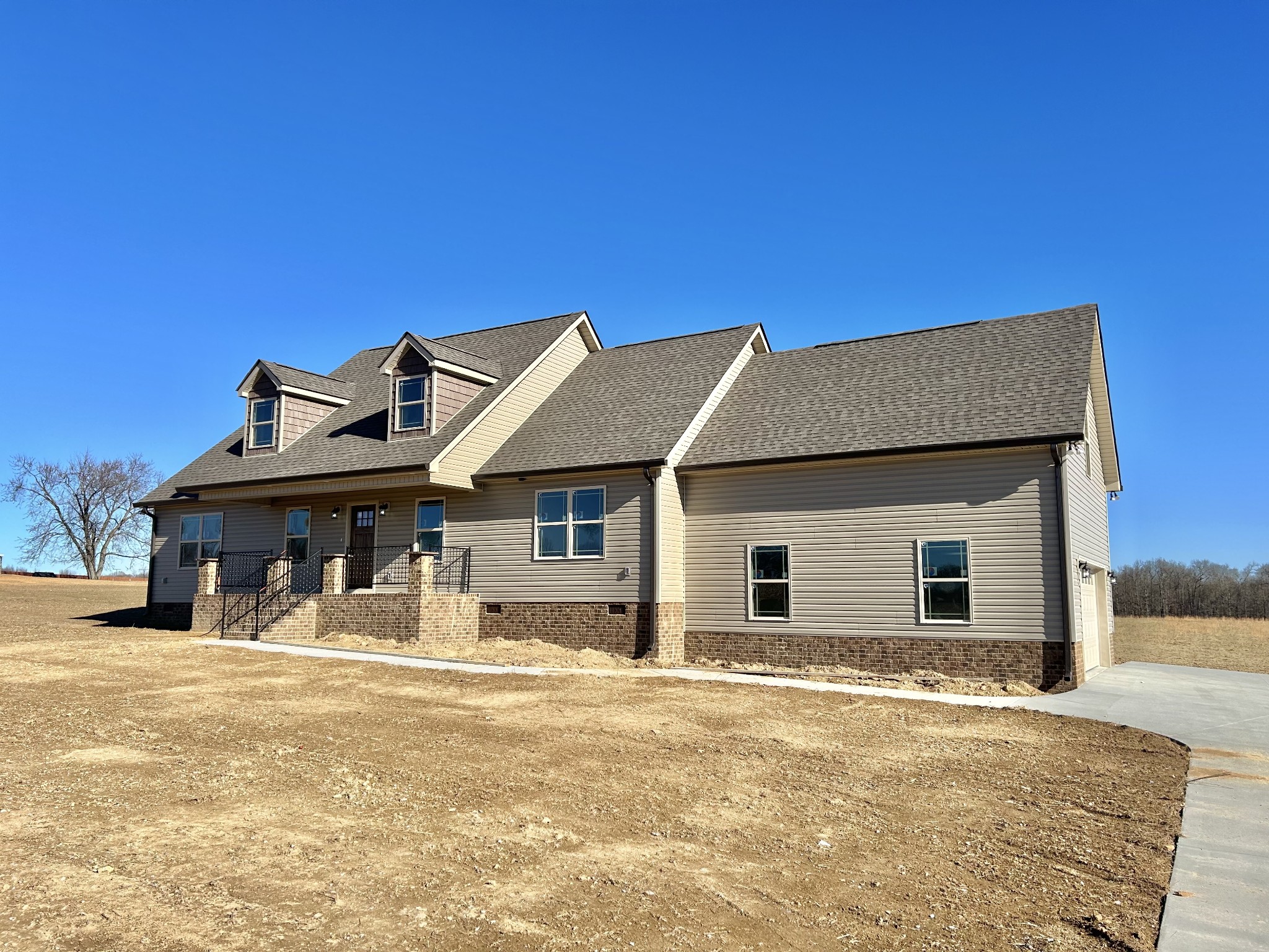 8472 Fredonia Road Manchester, TN 37355 - Photo 5 of 35 a front view of a house with a ocean view