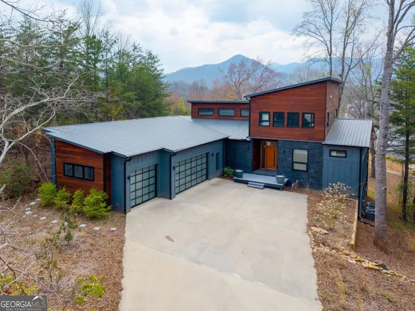 $1,100,000 | 23 Lake Trail West, Unit 10, Hiawassee, GA 30546