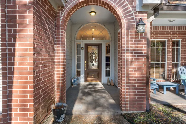 a view of a livingroom with furniture and windows