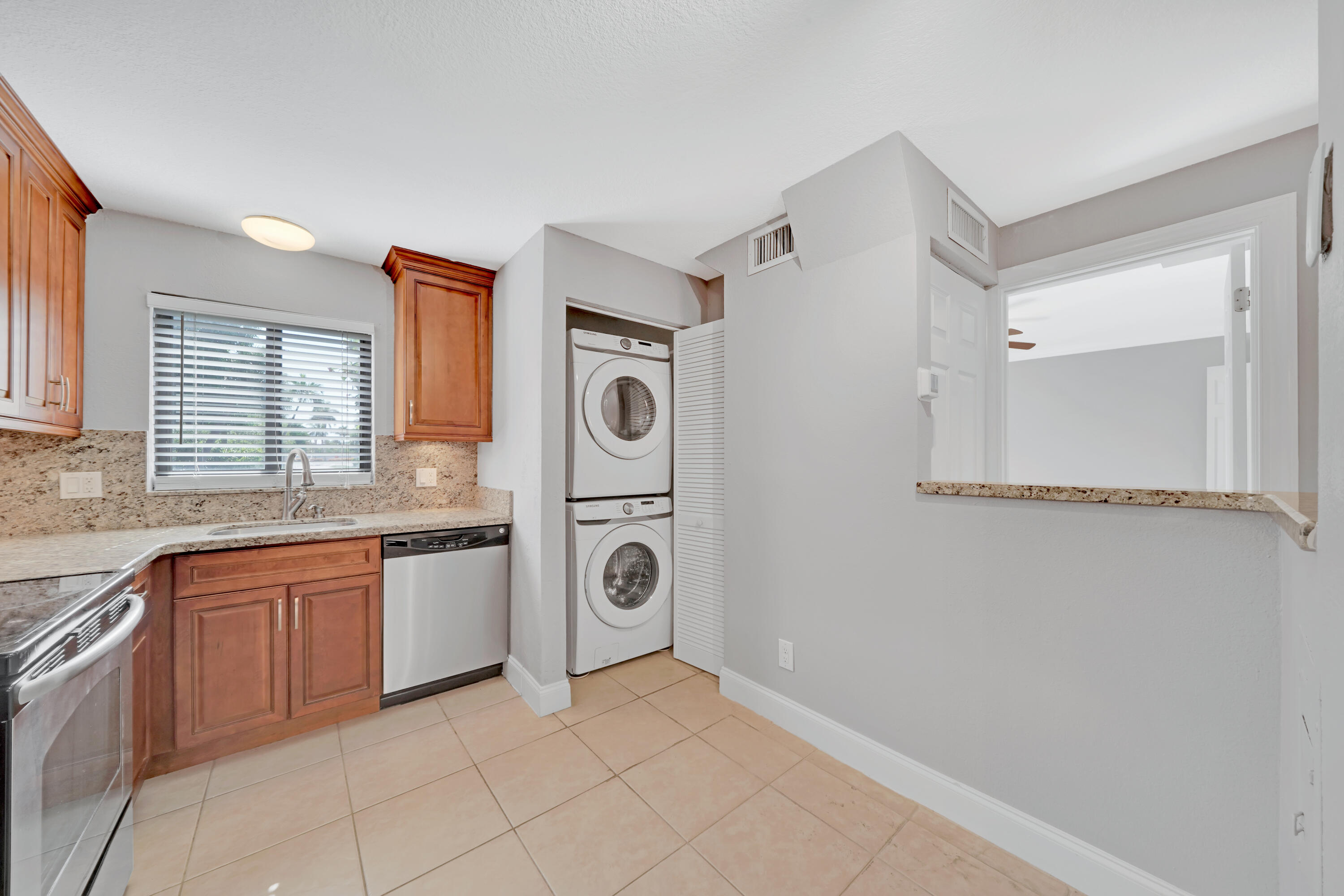50 Southeast 12th Street, Unit 1320 Boca Raton, FL 33432 - Photo 15 of 39 5 Kitchen (2)
