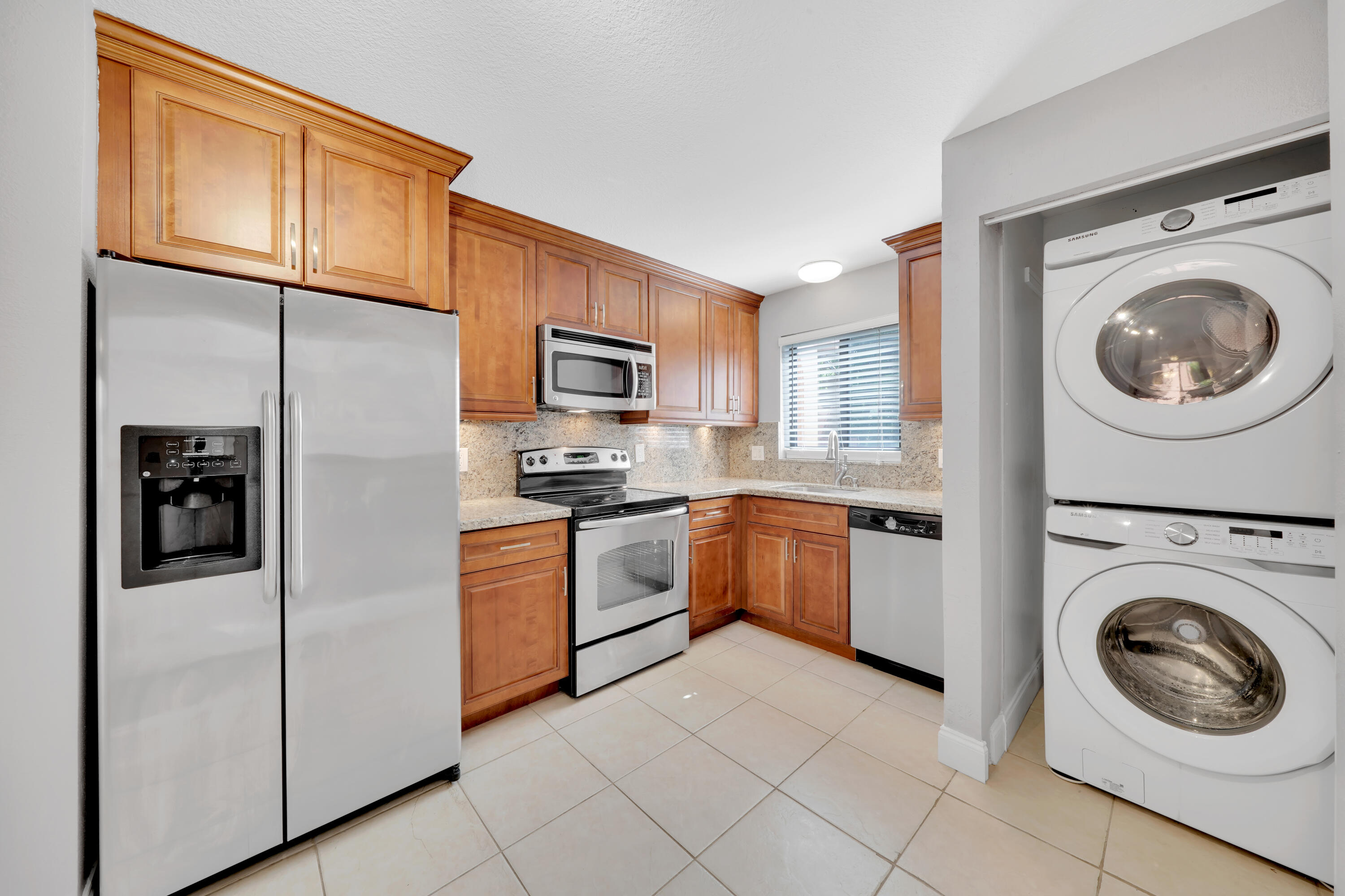 50 Southeast 12th Street, Unit 1320 Boca Raton, FL 33432 - Photo 16 of 39 5 Kitchen (3)