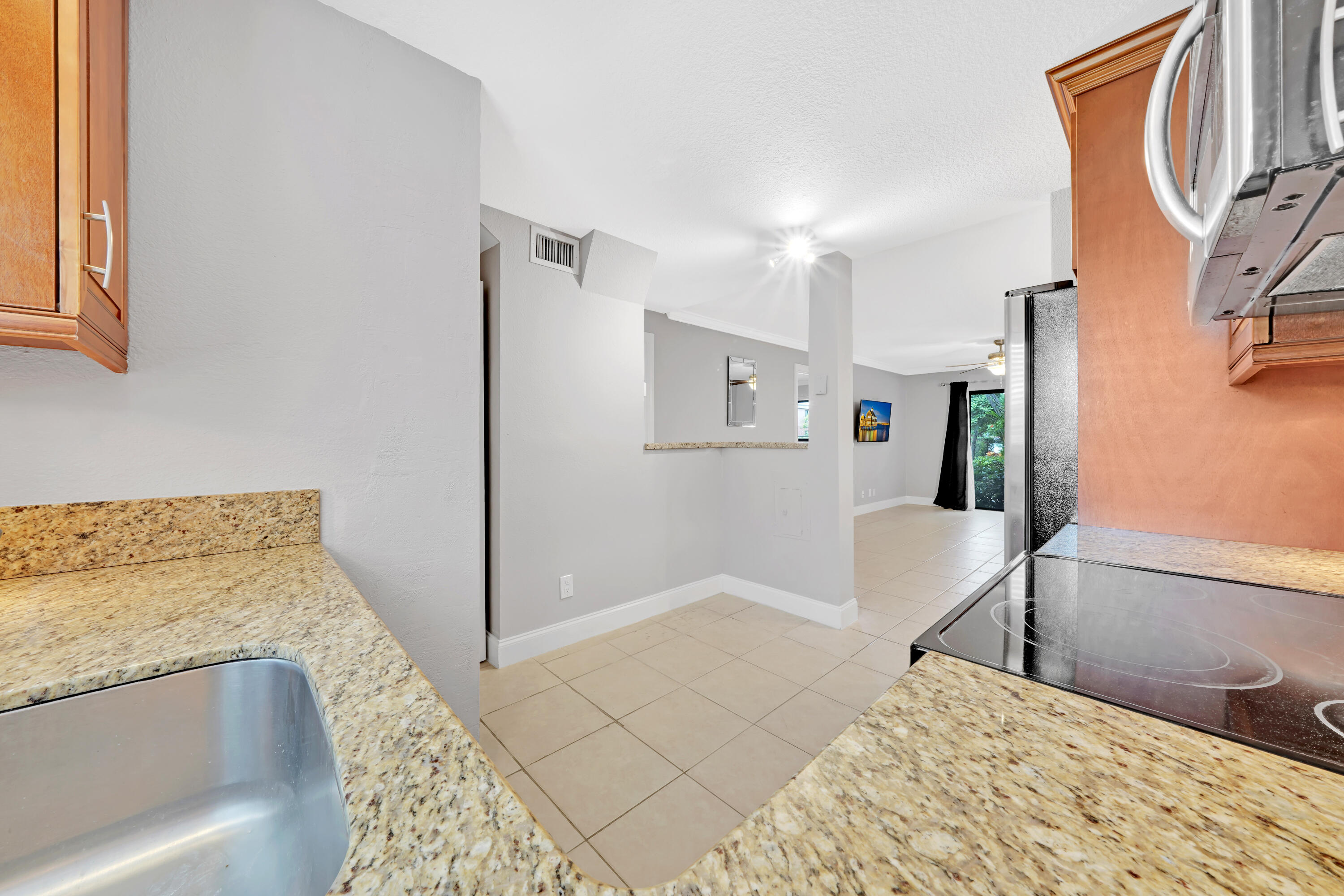 50 Southeast 12th Street, Unit 1320 Boca Raton, FL 33432 - Photo 17 of 39 5 Kitchen (4)