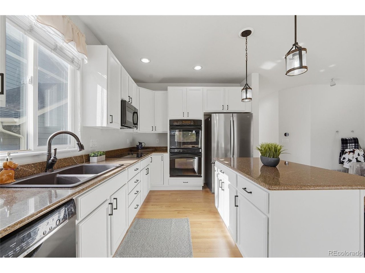 10468 Wagon Box Circle Highlands Ranch, CO 80130 - Photo 9 of 35 Kitchen