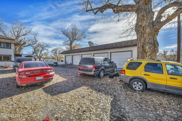 a view of a house with backyard